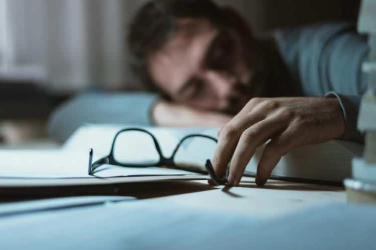 <p>İftarda aşırı yağlı ve b&uuml;y&uuml;k porsiyonlar t&uuml;ketmek ise uykuyu resmen <strong>"zehir"</strong> ediyor. M&uuml;ft&uuml;oğlu, v&uuml;cudun dinlenmek yerine sindirim mesaisi yaptığını vurguluyor. Aynı zamanda sahurda i&ccedil;ilen koyu &ccedil;ay ve kahvenin de uykuyu b&ouml;ld&uuml;ğ&uuml;n&uuml;, sabah tekrar uyumayı zorlaştırdığını belirtiyor</p>

<p>&nbsp;</p>
