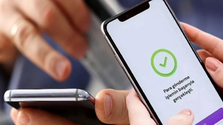 <p>İnternet bankacılığı, mobil bankacılık uygulamaları ve ATM kanalı &uuml;zerinden yapılan ve g&uuml;n i&ccedil;inde 200 bin TL'yi aşan t&uuml;m para transferlerinde kullanıcılara 'para transferinin detayına ilişkin' en az 20 karakter uzunluğunda a&ccedil;ıklama girmeyi zorunlu tutan uygulama, yeni yılda y&uuml;r&uuml;rl&uuml;ğe girmemiş ve ertelenmişti.&nbsp;</p>
