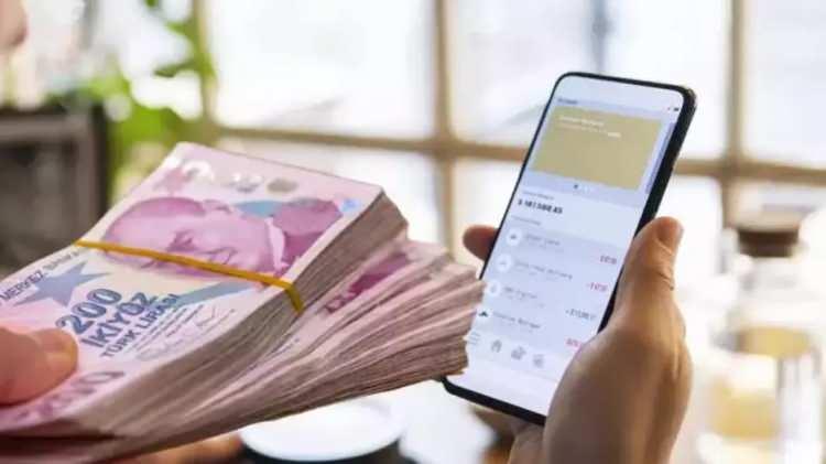 <p>Değişikliğin gelecek ay itibarıyla devreye alınması halinde, g&uuml;n i&ccedil;erisinde tek seferde ya da par&ccedil;a par&ccedil;a yapılan para g&ouml;nderiminin 400 bin lirayı aşması durumunda kullanıcılar, para transferinin hangi ama&ccedil;la yapıldığına y&ouml;nelik en az 20 karakterlik ilave a&ccedil;ıklamada bulunmak zorunda bırakılacak.</p>
