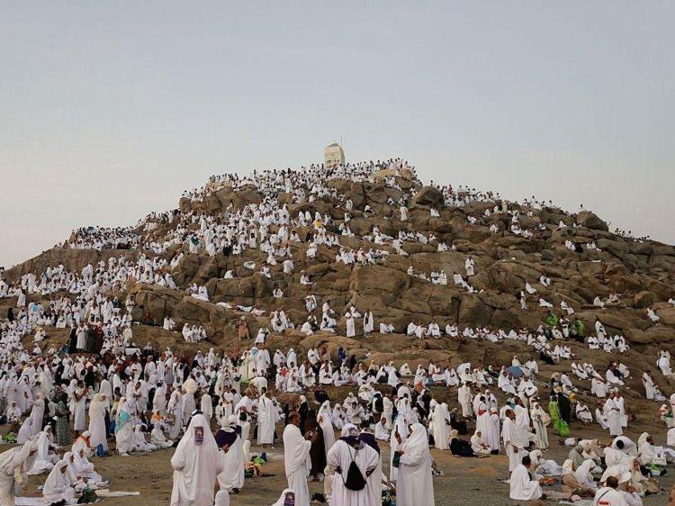 <p><span style="color:#FF0000"><strong>HZ. ADEM A.S</strong></span></p>

<p>&nbsp;</p>

<p>İsl&acirc;m&icirc; kaynaklarda İbn İshak&rsquo;a g&ouml;re Hz. Adem&rsquo;in (as.) kabri Mekke&rsquo;de Mina veya Arafat&rsquo;tadır, diğer rivayetlere g&ouml;re ise Mekke&rsquo;de Eb&ucirc;kubeys dağında veya Hindistan&rsquo;daki Nevz dağındadır. Başka bir rivayete g&ouml;re de t&ucirc;fanda Hz. Nuh (as.), Eb&ucirc;kubeys dağında bulunan Hz. Adem&rsquo;in (as.) naaşını alarak bir tabut i&ccedil;ine koymuş, t&ucirc;fandan sonra tekrar yerine veya Beyt&uuml;lmakdis&rsquo;e defnetmiştir.</p>
