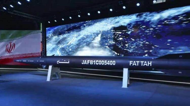 <p><strong>ÖZELLİKLER</strong></p> <p> </p> <p><span style="color:#B22222"><strong>Menzil: </strong></span>Yaklaşık 1.400 km</p> <p> </p> <p><span style="color:#B22222"><strong>Ağırlık:</strong></span> Tahmini 4.000 kg (resmî veri sınırlı, tahminidir)</p> <p> </p> <p><span style="color:#B22222"><strong>Uzunluk: </strong></span>Yaklaşık 8 – 10 metre (tahmini)</p> <p> </p> <p><span style="color:#B22222"><strong>İrtifa:</strong></span> Yüksek irtifa (hipersonik balistik yörünge; atmosferin üst katmanlarına kadar çıkabilir)</p>
