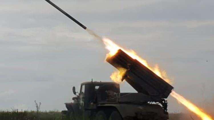 <p><strong>ÖZELLİKLER</strong></p> <p> </p> <p><strong><span style="color:#B22222">Tür:</span> </strong>Çok namlulu roketatar (MLRS)</p> <p> </p> <p><span style="color:#B22222"><strong>Kalibre:</strong></span> 122 mm</p> <p> </p> <p><span style="color:#B22222"><strong>Roket Sayısı: </strong></span>40 namlu</p> <p> </p> <p><span style="color:#B22222"><strong>Menzil: </strong></span>Yaklaşık 20 – 40 km (roket tipine bağlı)</p> <p> </p> <p><span style="color:#B22222"><strong>Ağırlık:</strong></span> Yaklaşık 13.7 ton (taşıyıcı araç dahil)</p> <p> </p> <p><span style="color:#B22222"><strong>Uzunluk: </strong></span>Yaklaşık 7 metre (taşıyıcı araç)</p>
