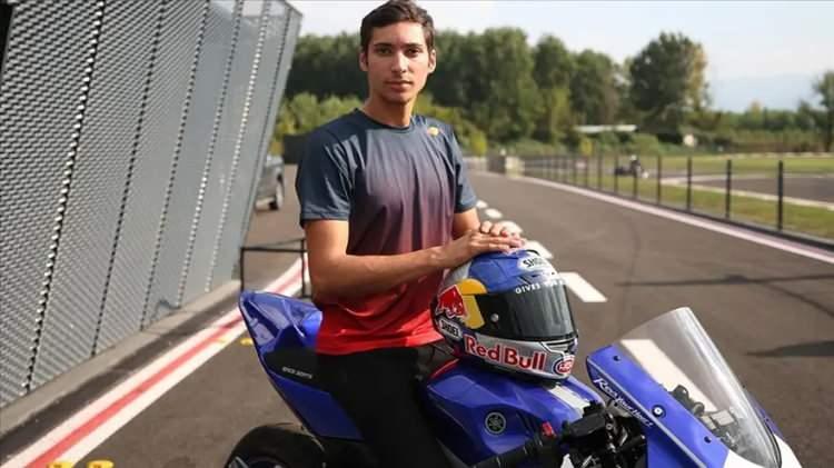 <p>Antalya'nın Alanya il&ccedil;esinde 16 Ekim 1996'da d&uuml;nyaya gelen 29 yaşındaki ay-yıldızlı sporcu, "Tek teker Arif" lakabıyla bilinen babası motosiklet&ccedil;i Arif Razgatlıoğlu ile beraber 7 yaşında motosiklet kullanmaya başladı.</p>
