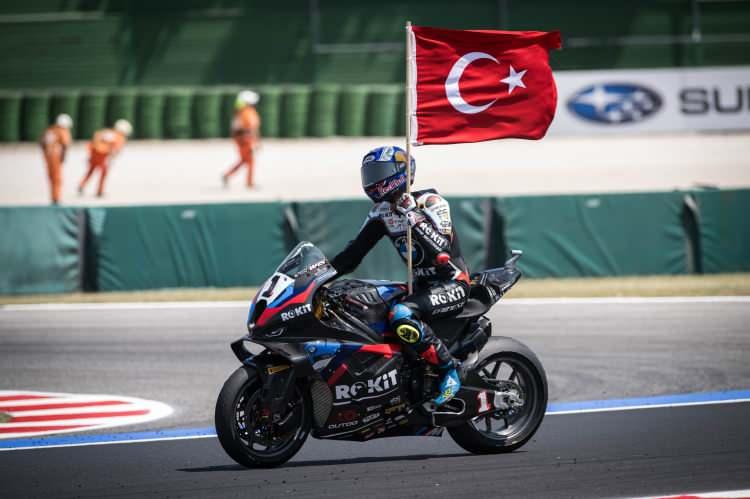 <p>Milli motosiklet&ccedil;i Toprak Razgatlıoğlu, motosiklet yarışlarının en &ouml;nemli organizasyonu MotoGP'de yarışacak ilk T&uuml;rk sporcu olmanın kendisini heyecanlandırdığını ve adaptasyondan sonra g&uuml;zel yarışlar elde edeceğine inandığını s&ouml;yledi.</p>

