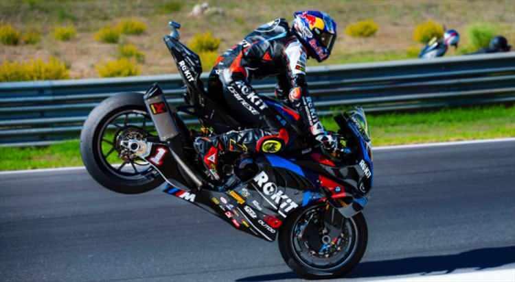 <p>WSBK kariyerinde 78 kez İstiklal Marşı'nı motosiklet tutkunlarına zirvede dinletmeyi başaran Toprak, 61 kez ikinci, 34 kez de &uuml;&ccedil;&uuml;nc&uuml; oldu.</p>
