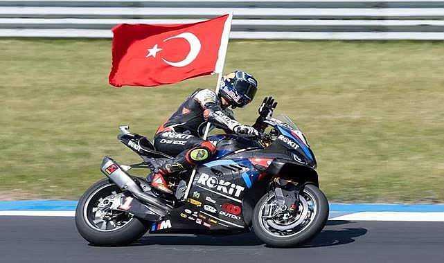 <p>Superbike'da ilk d&uuml;nya şampiyonluğunu Pata Yamaha ile 2021 yılında kazanan Toprak, T&uuml;rk motor sporları tarihinde Kenan Sofuoğlu'nun D&uuml;nya Supersport Şampiyonası'ndaki 5 şampiyonluğundan sonra D&uuml;nya Superbike Şampiyonası'nda bu başarıya ulaşan ilk T&uuml;rk motosiklet&ccedil;i oldu ve İngiliz motosiklet&ccedil;i Jonathan Rea'nın 6 yıllık şampiyonluk serisini sonlandırdı.</p>
