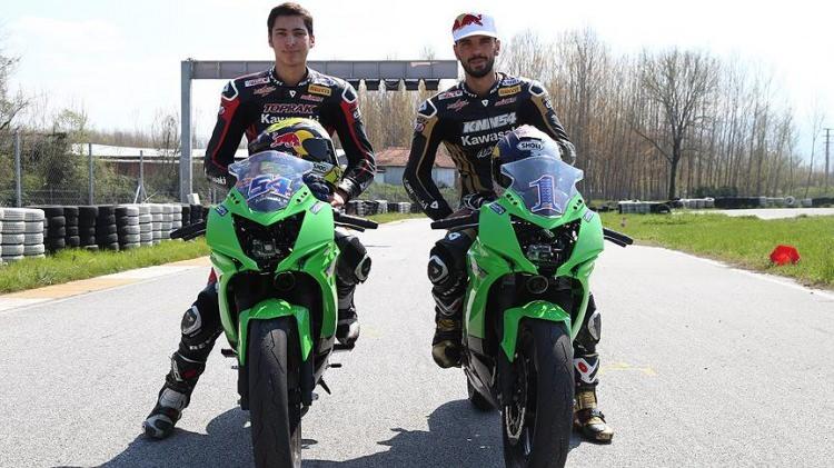 <p>Kenan Sofuoğlu koordinesinde &ccedil;alışmalarını s&uuml;rd&uuml;ren Toprak, 16 yaşındayken İstanbul Park'ın pist rekorunu kırarak T&uuml;rkiye şampiyonu olduktan sonra, 2015'te Avrupa Superstock 600 Şampiyonası'nda birinci olarak ismini duyurdu.</p>
