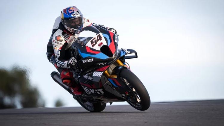 <p>Yamaha'ya en &ccedil;ok yarış alan pilot &uuml;nvanını kazandıran Toprak, ikinci d&uuml;nya şampiyonluğunu ise 2024'te ROKiT BMW Motorrad takımıyla elde ederken BMW'ye de tarihindeki ilk Superbike şampiyonluğunu getirdi. 3. d&uuml;nya şampiyonluğuna 2025'te ulaşan Toprak, BMW'ye de ikinci pilotlar şampiyonluğunu kazandırdı.</p>
