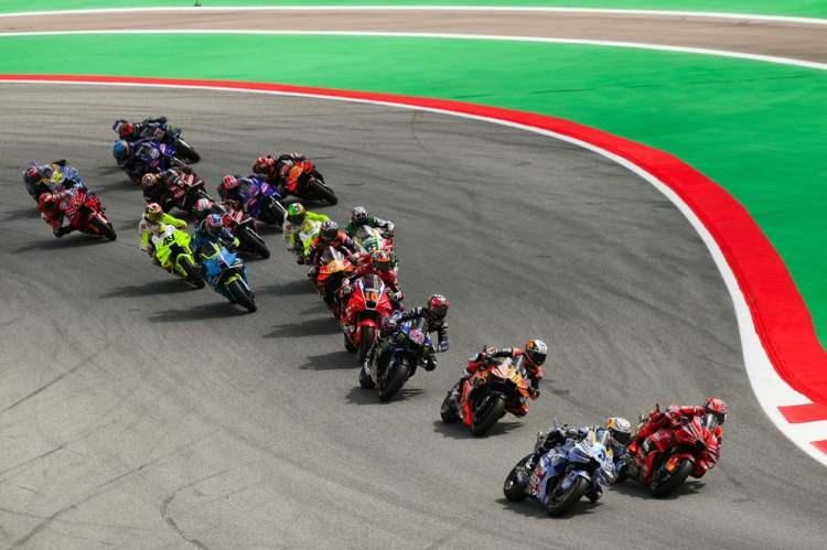 <p>MotoGP D&uuml;nya Şampiyonası 2026 sezonu ilk etabı Tayland Grand Prix'si, 27 Şubat-1 Mart tarihlerinde ger&ccedil;ekleştirilecek. Sezonun diğer etapları sırasıyla, Brezilya 20-22 Mart'ta, ABD 27-29 Mart'ta, Katar 10-12 Nisan'da, İspanya (Jerez) 24-26 Nisan'da, Fransa 8-10 Mayıs'ta, Katalonya (İspanya) 15-17 Mayıs'ta, İtalya 29-31 Mayıs'ta, Macaristan 5-7 Haziran'da, &Ccedil;ekya 19-21 Haziran'da, Hollanda 26-28 Haziran'da, Almanya 10-12 Temmuz'da, İngiltere 7-9 Ağustos'ta, Aragon (İspanya) 28-30 Ağustos'ta, San Marino 11-13 Eyl&uuml;l'de, Avusturya 18-20 Eyl&uuml;l'de, Japonya 2-4 Ekim'de, Endonezya 9-11 Ekim'de, Avustralya 23-25 Ekim'de, Malezya 30 Ekim-1 Kasım'da, Portekiz 13-15 Kasım'da ve son Valensiya (İspanya) etabı da 20-22 Kasım'da yapılacak.</p>

