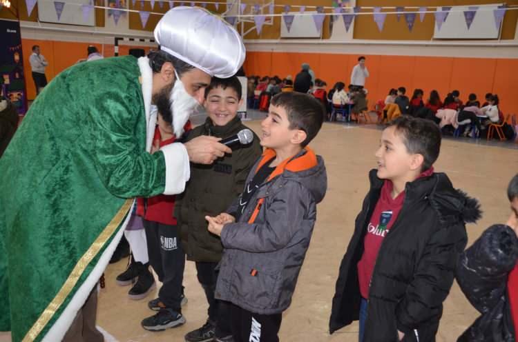 <p><span style="color:#B22222"><strong>RAMAZAN RUHU DİJİTAL D&Uuml;NYAYI SARDI</strong></span></p>

<p><br />
Ramazan ayı boyunca dijital platformlarda, televizyonlarda ve sosyal medyada geniş bir g&ouml;r&uuml;n&uuml;rl&uuml;k kazanan Celal Karat&uuml;re&rsquo;nin ilahisi, kısa s&uuml;rede toplumun farklı kesimlerinde konuşulan bir g&uuml;ndem başlığı haline geldi.&nbsp;</p>
