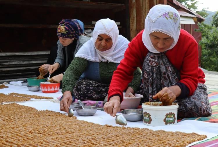 T&uuml;rkiye'de sadece bir il&ccedil;ede yapılıyor! İşte o ilgin&ccedil; ve zahmetli tatlı