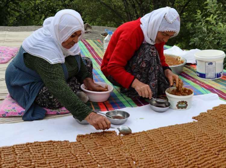 T&uuml;rkiye'de sadece bir il&ccedil;ede yapılıyor! İşte o ilgin&ccedil; ve zahmetli tatlı
