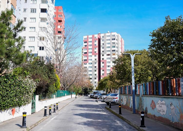 <p>Otopark sorununun diğer mahallelere oranla d&uuml;ş&uuml;k olması ve ulaşımın kolaylığı, mahallenin tercih edilmesinde &ouml;ne &ccedil;ıkan &ouml;zellikler arasında yer alıyor.</p>
