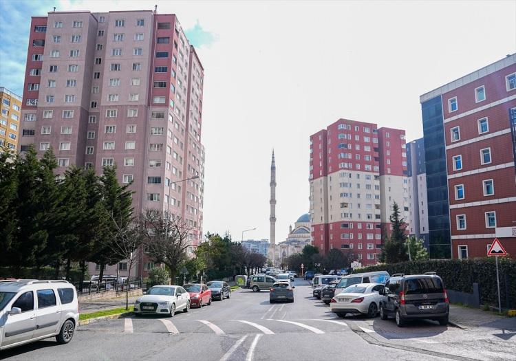 <p><span style="color:#B22222"><strong>N&Uuml;FUSU &Uuml;&Ccedil; ŞEHRİN &Uuml;ZERİNDE</strong></span></p>

<p>Adnan Kahveci Mahallesi, n&uuml;fusuyla 82 bin 836 kişinin yaşadığı Bayburt'u, 85 bin 83 n&uuml;fuslu Tunceli'yi ve 90 bin 392 kişiye ev sahipliği yapan Ardahan'ı geride bıraktı.</p>

<p>&nbsp;</p>

<p>Mahallenin n&uuml;fusu, Anadolu'daki bir&ccedil;ok il&ccedil;enin yanı sıra İstanbul'un Şile, Adalar ve &Ccedil;atalca il&ccedil;elerini de aştı.</p>
