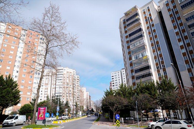 <p><span style="color:#B22222"><strong>N&Uuml;FUSU 111 BİNİN &Uuml;ZERİNDE</strong></span></p>

<p>Adnan Kahveci Mahallesi Muhtarı Arzum Albayrak, Adnan Kahveci'nin 111 bin 164 olarak a&ccedil;ıklanan n&uuml;fusuyla İstanbul'un en kalabalık, T&uuml;rkiye'nin ikinci kalabalık mahallesi olma &ouml;zelliğini bu yıl da koruduğunu s&ouml;yledi.</p>
