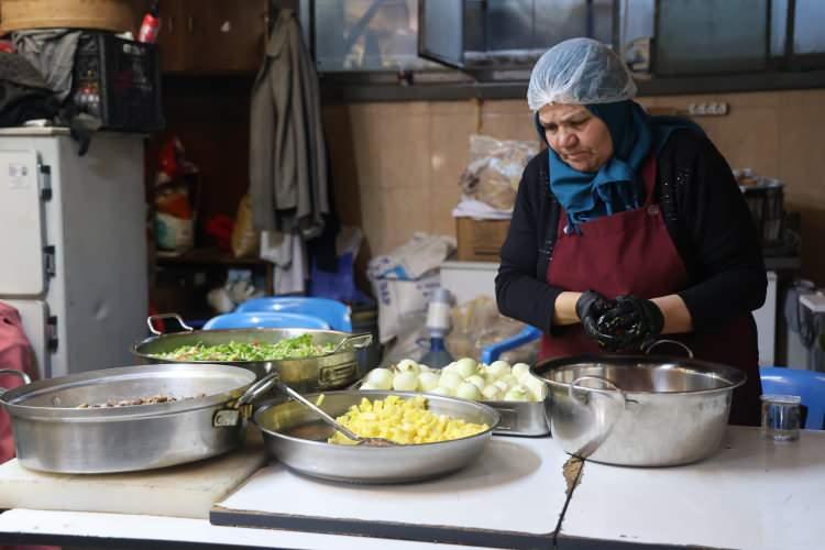 Aşevinde g&ouml;n&uuml;ll&uuml; &ccedil;alışan emekli &ouml;ğretmen: Bana "anne" diyorlar