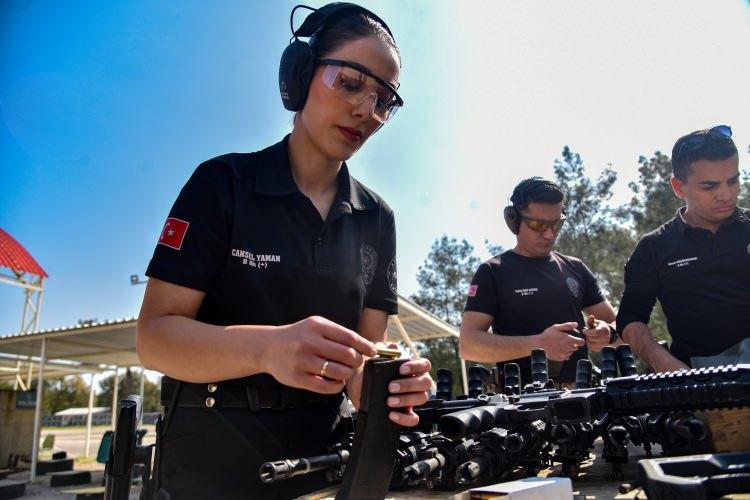 <p>Atış poligonunda g&ouml;rev yapan uzman atış eğitmeni komiser Nisa Aydın ile yardımcı atış eğitmenleri polis memurları B&uuml;şra Yabalak, Cansel Yaman ve Leyla Demir'den oluşan ekip, yılda yaklaşık 25 bin polise silah kullanımı ve acil m&uuml;dahale yetkinliklerini artırmak amacıyla yoğun eğitim programı y&uuml;r&uuml;t&uuml;yor.&nbsp;</p>
