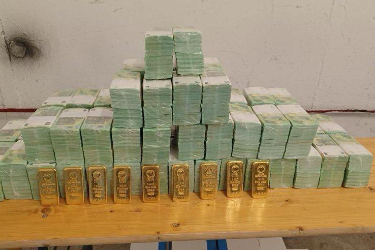 İki &uuml;lke arasında kriz: El konulan ara&ccedil;tan milyonlarca euro, dolar ve altın &ccedil;ıktı