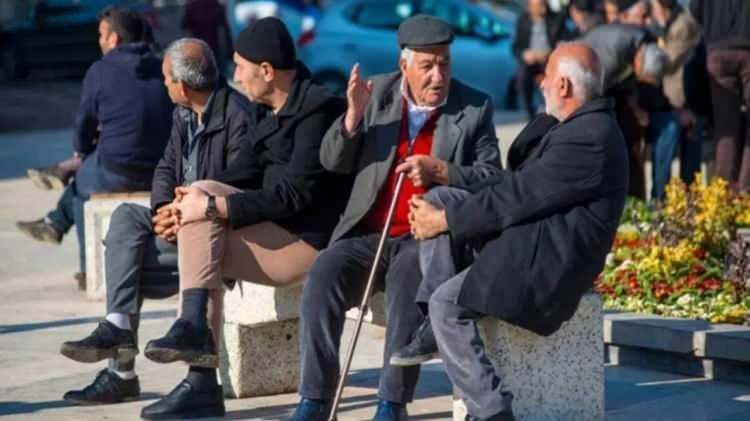 <p>Emekli n&uuml;fusunun b&uuml;y&uuml;kşehirlerle birlikte, denize kıyısı olan illerde de yoğunlaştığına işaret eden Erg&uuml;n, şunları kaydetti:</p>

<p>&nbsp;</p>

<p><strong>"Emeklilerimizin şehir tercihlerinde, sağlık hizmetlerine kolay erişim ve sosyal yaşamla birlikte denize kıyısı olan şehirlerin de belirleyici olduğunu g&ouml;r&uuml;yoruz. Ortaya &ccedil;ıkan tabloda, h&uuml;k&uuml;met ve yerel y&ouml;netimlerce, emeklilerin ve yaşlıların yaşam koşullarını iyileştirecek yatırım ve faaliyetlerin nerelere yapılacağı net bir şekilde ortaya &ccedil;ıkıyor. 17 milyonu bulan emekli sayısı toplumun b&uuml;y&uuml;k bir b&ouml;l&uuml;m&uuml;n&uuml; oluşturuyor. Yetkililerin, &ouml;zellikle emeklilerin yoğun olarak yaşadığı il ve il&ccedil;elerde yaşlı ve emekli &ouml;ncelikli politikaları hayata ge&ccedil;irmesini istiyoruz."</strong></p>
