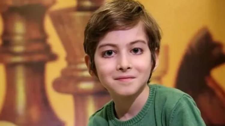 <p>Bir d&ouml;nem "Filozof Atakan" olarak bilinen Atakan Kayalar, yıllar sonra yeniden g&uuml;ndeme geldi.&nbsp;</p>
