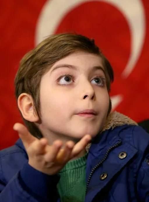 <p>Değişimiyle şaşırtan Filozof Atakan, kendisine bir hesap a&ccedil;ıp i&ccedil;erik &uuml;reteceğini duyurdu.</p>
