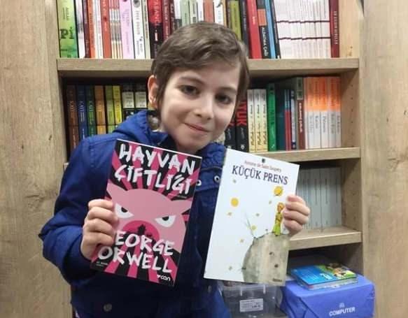 <p>10 yaşındayken sadece birka&ccedil; ayda y&uuml;zlerce felsefe kitabı okuduğunu s&ouml;yleyerek T&uuml;rkiye&rsquo;nin g&uuml;ndemine giren ve &ldquo;Filozof Atakan&rdquo; olarak anılan Atakan Kayalar, yıllar sonra ortaya &ccedil;ıktı.</p>
