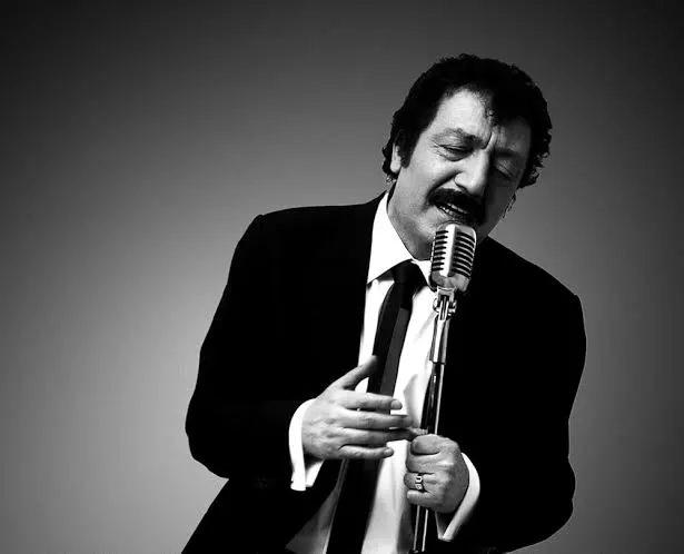 <p><strong>Arabesk m&uuml;ziğinin g&uuml;&ccedil;l&uuml; sesi merhum M&uuml;sl&uuml;m G&uuml;rses'e benzerliği ile tanınan Elazığlı Baki &Ccedil;i&ccedil;ek, G&uuml;rses'in &ouml;l&uuml;m yıld&ouml;n&uuml;m&uuml;nde vatandaşlardan b&uuml;y&uuml;k ilgi g&ouml;rd&uuml;.</strong></p>
