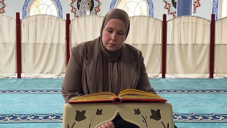 <p><strong>Hollanda'nın Limburg b&ouml;lgesinde polis merkezinde g&ouml;rev yapan&nbsp;ve 2.5 yıl &ouml;nce M&uuml;sl&uuml;man olan&nbsp;<span style="color:#800000">van de Weijer </span>isimli bir kadın,<span style="color:#800000">&nbsp;</span>İslam'la tanışma hikayesini ve ailesinin tepkisini anlattı.&nbsp;</strong></p>
