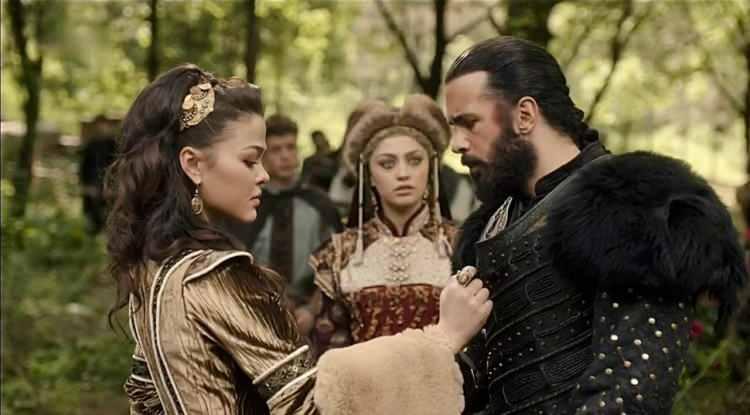 Aslıhan Karalar'ın evinde yangın &ccedil;ıktı! &Uuml;nl&uuml; oyuncu ve annesi &ouml;l&uuml;mden d&ouml;nd&uuml;