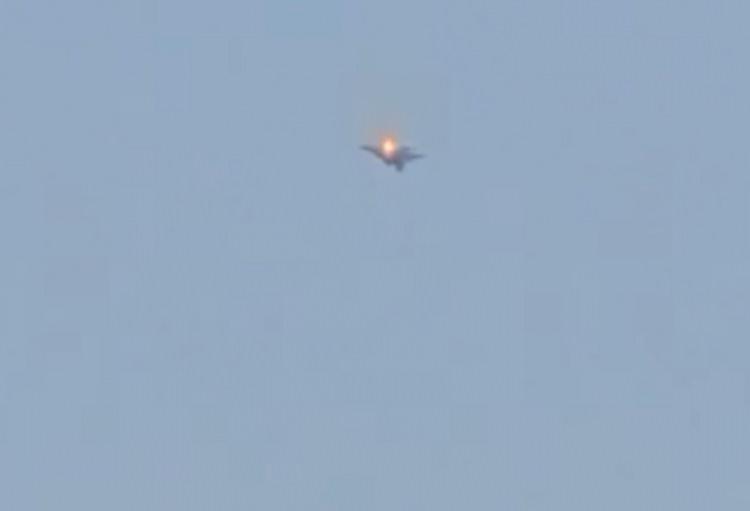 <p>Kuveyt'in, kendisiyle m&uuml;ttefik durumdaki ABD ve İsrail u&ccedil;aklarının kendi semalarında u&ccedil;makta olduklarını bildiğini ve buna izin verdiğini aktaran Kaymak&ccedil;ılar, şu değerlendirmelerde bulundu: Dolayısıyla b&uuml;t&uuml;n hava savunma sistemlerinin de buna uyumlu şekilde hizalandırılması beklenir. Bu, m&uuml;ttefikler arasında olmazsa olmaz bir s&uuml;re&ccedil;tir. Dost D&uuml;şman Tanıma Sistemleri (IFF) son derece g&uuml;venilir ve kolay yanılmayacak sistemlerdir. Ancak hata, izlenmesi gereken prosed&uuml;rlerde g&ouml;r&uuml;lebilmektedir. ABD ve İsrail'den gelen dost ateşi a&ccedil;ıklamalarına bakıldığında, modern IFF sistemlerinin olduk&ccedil;a gelişmiş olduğu b&ouml;yle bir d&ouml;nemde b&ouml;yle bir hatanın ortaya &ccedil;ıkması şaşırtıcıdır. Bunun en &ouml;nemli sebepleri arasında, Kuveyt semalarında bu &ouml;zel zaman diliminde sadece ABD ve İsrail u&ccedil;aklarının u&ccedil;uyor olması bulunmaktadır. Hele hele aynı hatadan etkilenen 3 u&ccedil;aktan bahsediliyor olması kuşkuları arttırmaktadır. Bununla birlikte eldeki bilgilerden b&ouml;yle bir hatanın tamamen olasılık dışı olduğunu da s&ouml;ylemek uygun olmaz.</p>
