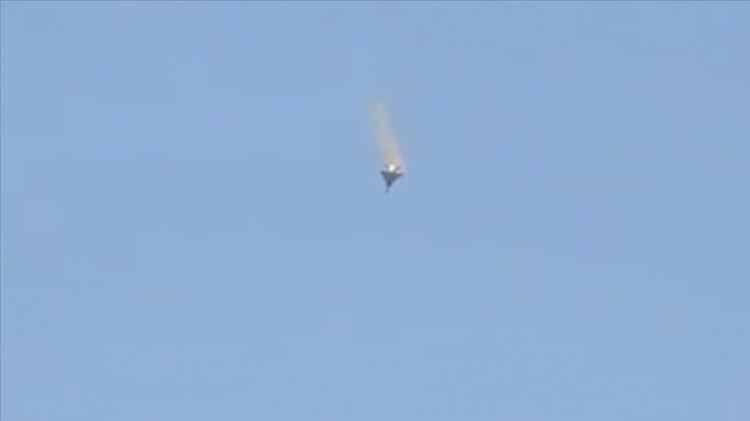 <p><strong><span style="color:rgb(178, 34, 34)">ATEŞ ET SE&Ccedil;ENEĞİ VE EĞİTİM EKSİKLİĞİ</span></strong></p>

<p>Bu konularda yaşanmış olabilecek eksiklik ve hataların veya belirlenen hattın ge&ccedil;ilmesi ile devreye girmesi gereken bir şifrenin takip edilmemiş olması gibi kritik konuların buna sebep olmuş olması da ihtimaller dahilindedir. 3 u&ccedil;ağın bu durumdan etkilenmiş olması, m&uuml;ttefik &uuml;lkeler i&ccedil;erisinde karşılıklı bilgi akışında da bir problem yaşanmış olabileceğini d&uuml;ş&uuml;nd&uuml;rmektedir. Yoğun hava trafiği, Kuveyt Silahlı Kuvvetlerinin bu konulardaki tecr&uuml;beleri ve muhtemel eğitim eksikliklerinin buna sebep olmuş olabileceği ihtimaller arasındadır. Bundan kaynaklanabilecek şekilde beklenen tehdid ve &ccedil;atışma heyecanı ile belirsiz bilinmeyen işaret almış olmasına rağmen ateş et se&ccedil;eneğinin kullanılmış olabileceğini de d&uuml;ş&uuml;nd&uuml;rmektedir. Kaymak&ccedil;ılar, dost ateşi adıyla anılan bu t&uuml;r olayların uluslararası tatbikat ve operasyonlarda olduk&ccedil;a sık şekilde yaşandığına dikkati &ccedil;ekerek, bu olaylarda u&ccedil;ak ve personel kayıpları verildiğini anımsattı. Murat Kaymak&ccedil;ılar, bahse konu olaydaki teknoloji ihtiyacının Kuveyt'in sistemlerine dahil olma gibi son derece ayrıntılı bir girişime ihtiya&ccedil; duyacağı d&uuml;ş&uuml;n&uuml;ld&uuml;ğ&uuml;nde İran fakt&ouml;r&uuml;n&uuml;n ihtimaller arasında sayılmasının m&uuml;mk&uuml;n olmadığını değerlendirdi.</p>
