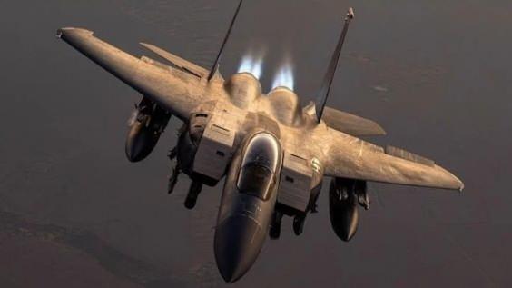 <p><span style="color:rgb(178, 34, 34)">EĞİTİM SORUNLARIN &Ccedil;&Ouml;Z&Uuml;M ANAHTARI</span></p>

<p>Savaşta her zaman y&uuml;ksek eğitimin bir&ccedil;ok sorunu &ccedil;&ouml;zebilecek anahtar olduğunu vurgulayan Kaymak&ccedil;ılar, &ouml;ncelikle operat&ouml;r eğitimlerinin &ccedil;ok iyi olması gerektiğini s&ouml;yledi. Bu eğitimler sırasında hangi olağan&uuml;st&uuml; durumlarda, hangi se&ccedil;eneklerin kullanılabileceğine kadar detaylı konuların &ccedil;alışılıp deneyimlendiğini anlatan Kaymak&ccedil;ılar, ş&ouml;yle konuştu: B&ouml;yle &ccedil;ok ciddi hallerde durum hi&ccedil;bir zaman operat&ouml;rlere bırakılmaz ve komutanlar her zaman ince ayrıntılara kadar s&uuml;rece dahil olurlar. B&uuml;t&uuml;n s&uuml;re&ccedil;ler, barış zamanından itibaren defalarca prova edilir ve alternatif acil durumlar, sim&uuml;lat&ouml;rler ve ger&ccedil;ek hedefler &uuml;zerinde de denenerek personelin yetişmesi sağlanır. G&uuml;n&uuml;m&uuml;zde m&uuml;şterek (kuvvetler arası) ve birleşik (uluslar m&uuml;ttefikler arası) harekat &ccedil;er&ccedil;evesinde yapılan eğitimler yaşamsaldır. Bu eğitimlerde yaşanacak sorunlar, eksiklikler orduları başarısızlığa g&ouml;t&uuml;rebilir. Buradaki &ouml;rnek, ABD ve m&uuml;ttefiklerinin &ccedil;ok g&uuml;&ccedil;l&uuml; oluşu sebebiyle ihmal edilebilir g&ouml;r&uuml;nse de başka bir durumda etkisinin &ccedil;ok daha b&uuml;y&uuml;k olacağı değerlendirilmelidir.</p>
