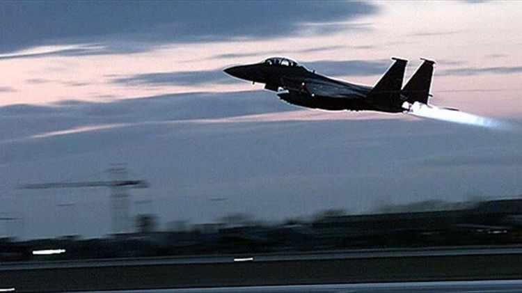 <p><strong><span style="color:rgb(178, 34, 34)">OPERASYONEL SİNERJİ ZAYIFLAYABİLİR</span></strong></p>

<p>Kuveyt hava savunma sistemi tarafından vurulan u&ccedil;akların Amerikalı pilotları başta olmak &uuml;zere ittifakta yer alan g&uuml;&ccedil;lerin operasyonel unsurları, Kuveyt hava savunmasının dostu d&uuml;şmandan g&uuml;venli bir şekilde ayırt etmediğine kanaat getirirler veya bu konuda kafalarında bir ş&uuml;pheye sahip olurlarsa, b&ouml;lgede operasyon yapmak konusunda isteksiz hareket edebileceklerinden bunun en alt d&uuml;zeyde operasyonel bir takım sonu&ccedil;larının oluşabileceği &ouml;ng&ouml;r&uuml;lebilir. Bu sonu&ccedil; m&uuml;ttefiklerin birbirlerinin birleşik operasyonlara hazırlıklarını sorgulatacağından, işbirliğine ket vurarak ortak hareket etmedeki sinerjisini zayıflatacaktır. B&uuml;y&uuml;k &ouml;l&ccedil;ekte ise yaşanan olay, ABD'ndeki kamuoyunun hassas olduğu konular i&ccedil;erdiğinden ABD Başkanının kararlarının tekrar ve yeniden sorgulanmasını getirecek gelişmelerin d&ouml;n&uuml;m noktası ve daha b&uuml;y&uuml;k tepkilerin başlangıcı olarak da bir etki doğurabilir. Kaymak&ccedil;ılar, b&uuml;t&uuml;n bu etkilerin İran tarafında, ABD liderliğindeki koalisyonun m&uuml;ttefiklerin caydırıcılığının sorgulanmasına da sebep olacağını dile getirdi. Nitekim Rusya ve &Ccedil;in tarafından gelen değerlendirmelerin, ABD'nin birlik konuşlandırmalarının sebep olduğu istikrarsızlık, yetersiz koordinasyon ve g&uuml;vensizliği &ouml;ne &ccedil;ıkaran i&ccedil;eriklere sahip olduğuna değinen Kaymak&ccedil;ılar, Bug&uuml;n araştırmanın s&uuml;rd&uuml;ğ&uuml; ifade edilmekte ve ihtimaller seslendirilmektedir. Bu olayın ger&ccedil;ek sonu&ccedil;larının ve m&uuml;sebbiplerinin iki tarafın da i&ccedil;inde bulunduğu iyi bir araştırma ile ortaya &ccedil;ıkartılması, g&uuml;ven zedelenmesinin onarılmasına yardımcı olabilecektir. dedi.</p>
