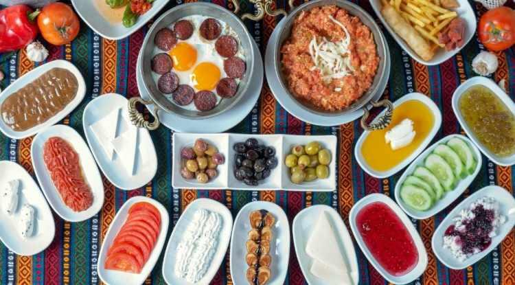 <p><strong>Uzun bir a&ccedil;lık sonrası g&uuml;ne başlarken, mideyi yormayacak ve sindirim sistemini destekleyecek besleyici gıdalara sofralarda yer vermek olduk&ccedil;a &ouml;nemli. V&uuml;cudun ihtiya&ccedil; duyduğu enerji, protein, vitamin ve mineralleri sağlamak adına zengin i&ccedil;erikli gıdalar kadar doğru zamanda doğru besinleri t&uuml;ketmek gerekiyor.</strong></p>
