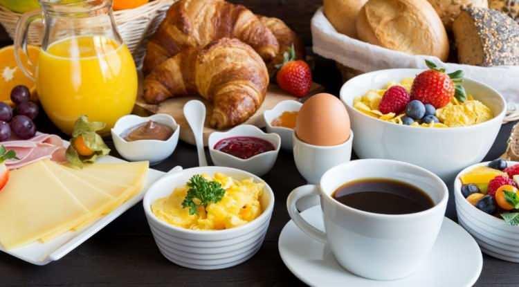 <p><span style="color:#FF0000"><em><strong>Bazı besinler her ne kadar sağlıklı olarak bilinse de g&uuml;ne başlarken boş mideyle t&uuml;ketildiğinde riskleri beraberinde getirebiliyor. Uzmanlar, sabah saatlerinde t&uuml;ketilmemesi gereken bazı besinleri sıraladı.&nbsp;</strong></em></span></p>
