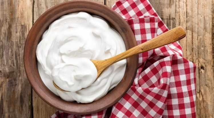 <p><span style="color:#FF0000"><strong>YOĞURT VE FERMENTE &Uuml;R&Uuml;NLERE DİKKAT</strong></span></p>

<p><strong>Sabah a&ccedil; karnına t&uuml;ketilmemesi gereken besinlerin başında yoğurt ve fermente &uuml;r&uuml;nler yer alıyor. Bu besinler, a&ccedil; karnına t&uuml;ketildiği zaman midedeki hidroklorik asit seviyesini artırarak sistemdeki yararlı bakterileri yok edebilir.</strong></p>
