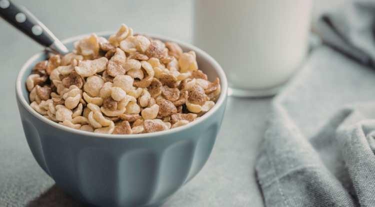 <p><span style="color:#FF0000"><strong>KAHVALTILIK GEVREKLERİ MASUM DEĞİL</strong></span></p>

<p><strong>Aynı şekilde hamur işleri ve y&uuml;ksek şekerli kahvaltılık gevrekleri de mide i&ccedil;in zararlı etkiye sahip olabilir. İ&ccedil;eriğinde maya olan bu gıdalar, mideyi tahriş ederek gaz sancılarına neden olabileceği gibi ani ins&uuml;lin dalgalanmalarıyla diyabet riskini artırır.</strong></p>
