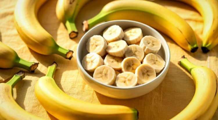 <p><strong>Sebzelerin yanı sıra &ccedil;ok severek t&uuml;kettiğimiz muz, a&ccedil; karna t&uuml;ketildiğinde kandaki magnezyum oranını aniden y&uuml;kselterek v&uuml;cudun kalsiyum dengesini olumsuz y&ouml;nde etkileyebilir. Ayrıca sert lif yapısına sahip armut da mide mukozasını zedeleyebilir.&nbsp;</strong></p>
