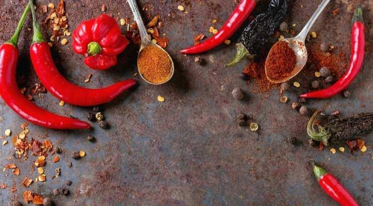 <p><strong>Uzmanların bir diğer uyarısı da kahvaltı baharat t&uuml;ketimine dikkat edilmesi. Baharatlar, kahvaltıda tercih edildiğinde asit &uuml;retimini kontrols&uuml;z artırarak sindirim yolunu tahriş edebilir.</strong></p>
