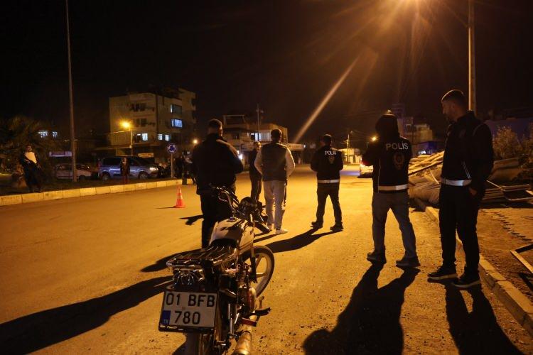 Adana'da kasksız s&uuml;r&uuml;c&uuml;den polise ilgin&ccedil; teklif