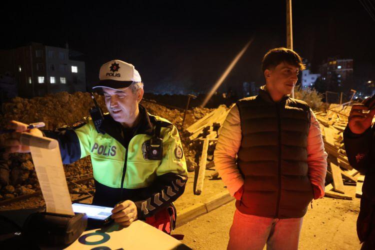 Adana'da kasksız s&uuml;r&uuml;c&uuml;den polise ilgin&ccedil; teklif