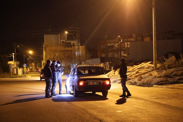 Adana'da kasksız s&uuml;r&uuml;c&uuml;den polise ilgin&ccedil; teklif