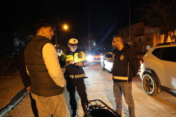 Adana'da kasksız s&uuml;r&uuml;c&uuml;den polise ilgin&ccedil; teklif