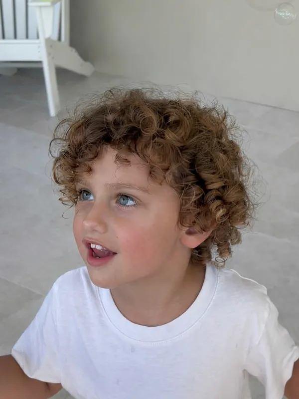 <p><strong>&Uuml;nl&uuml; model Adriana Lima'nın kendisinin adeta kopyası gibi g&ouml;r&uuml;nen oğlu Cyan, sosyal medyada kısa s&uuml;rede g&uuml;ndem oldu.</strong></p>
