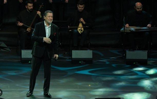 <p><strong>Cumhurbaşkanlığı K&uuml;lliyesi b&uuml;nyesinde<span style="color:#800000"> Beştepe Millet Kongre ve K&uuml;lt&uuml;r Merkezi'</span>nde d&uuml;zenlenen konserde, Tasavvuf m&uuml;ziğinin usta isimlerinden <span style="color:#800000">Ahmet &Ouml;zhan</span> sahne aldı.</strong></p>
