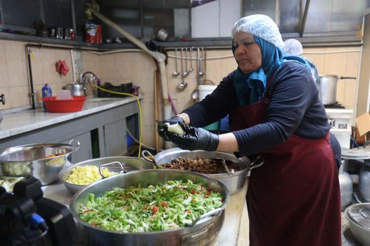 Aşevinde g&ouml;n&uuml;ll&uuml; &ccedil;alışan emekli &ouml;ğretmen: Bana "anne" diyorlar