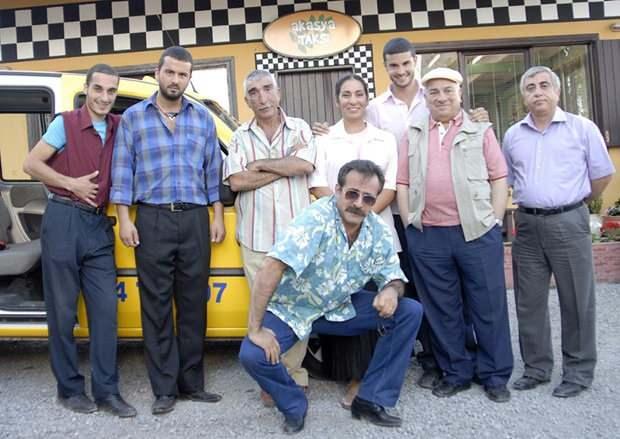 <p><strong>Samimi hikayesiyle bir d&ouml;neme damga vuran "Akasya Durağı", yıllar sonra ekranlara yeniden d&ouml;nmeye hazırlanıyor.</strong></p>
