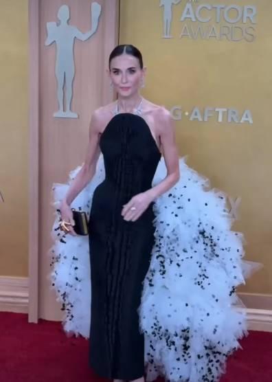 <p>Schiaparelli imzalı siyah elbisesiyle kameralara poz veren Moore'un v&uuml;cudundaki titremeler ise g&ouml;zden ka&ccedil;madı.</p>
