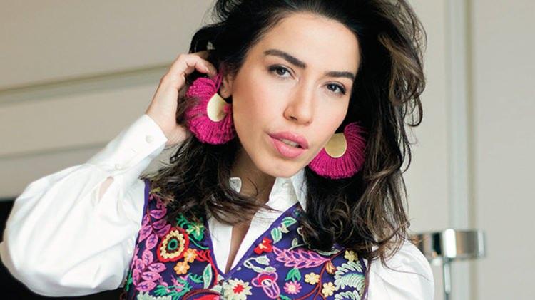 <p><strong>&Ouml;nceki akşam Emre Altuğ'un alb&uuml;m lansmanında basın mensuplarının sorularını yanıtlayan Burcu G&uuml;neş, yaptığı a&ccedil;ıklamalar sonrası olay oldu.</strong></p>
