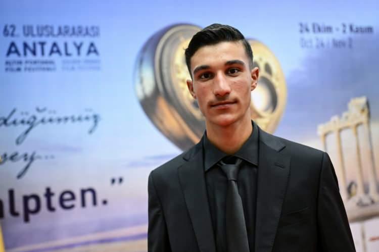 <p><strong>Kafasında kurguladığı oyuncuyu bulmak i&ccedil;in Anadolu'yu karış karış gezen y&ouml;netmen, Kars'ın Darboğaz k&ouml;y&uuml;nde &ccedil;obanlık yapan 13 yaşındaki <span style="color:#800000">Alpay Kaya</span> ile karşılaşınca aradığını buldu.</strong></p>
